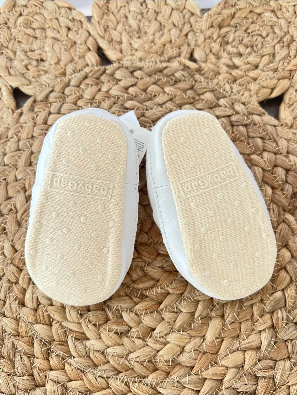 Baby GAP White Eyelet Baby Crib Shoes NWT Size 0-3 Months
